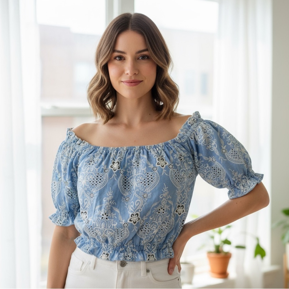 ➕Guess Light Blue crop shirt with ivory embroidery Large. NWOT
